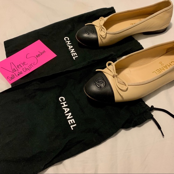 (SOLD) CHANEL cream/black toe calfskin flats - Picture 2 of 8